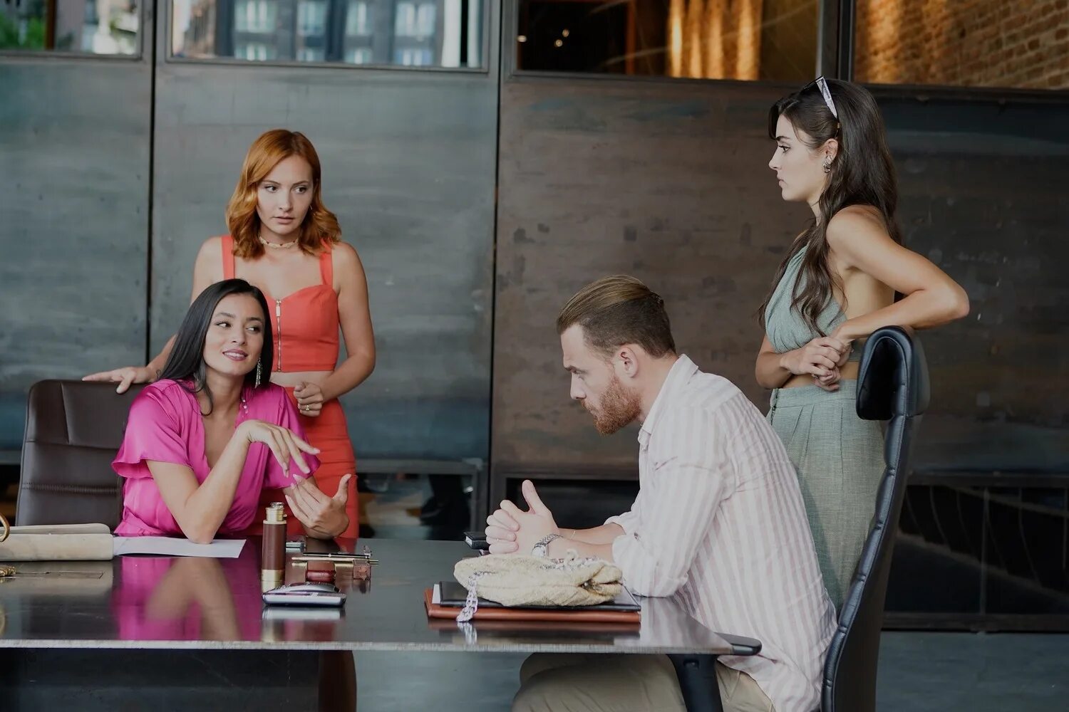 Серкан и эда и селин. Турецкий сериал постучись в мою серкан. Ханде эрчел и керем. Kapimi cal. Ранняя пташка башак гюмюлджинелиоглу.