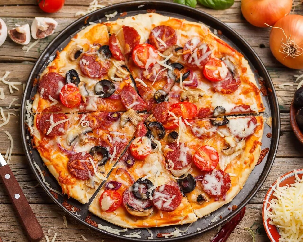 Колькопицца готовится. Противень для пиццы. На сколько градусов готовить пиццу. В духовке печь пиццу. На сколько градусов готовить пиццу.