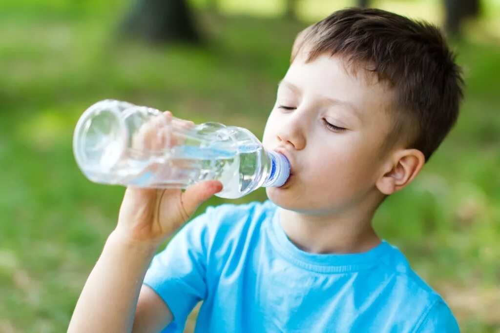 Питьевая вода статья. Пить воду. Мальчик пьет воду. Ребенок пьет. Питье воды.