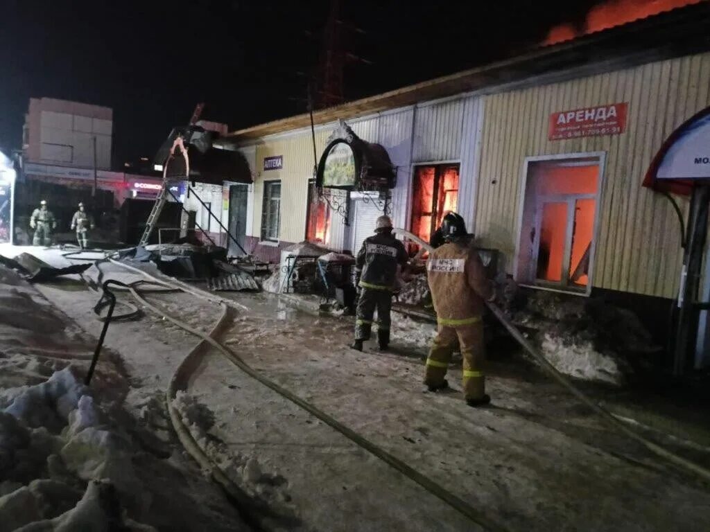Пожар в старотитаровской. Пожар на рынке. Сгорел рынок. Горит рынок. Пожар в ростове-на-дону сейчас в центре.