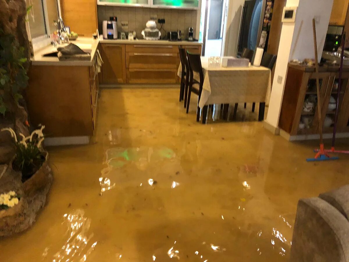 Вода в квартире. Затопило квартиру. Потоп в квартире. Затопило комнату. Затопленная комната.