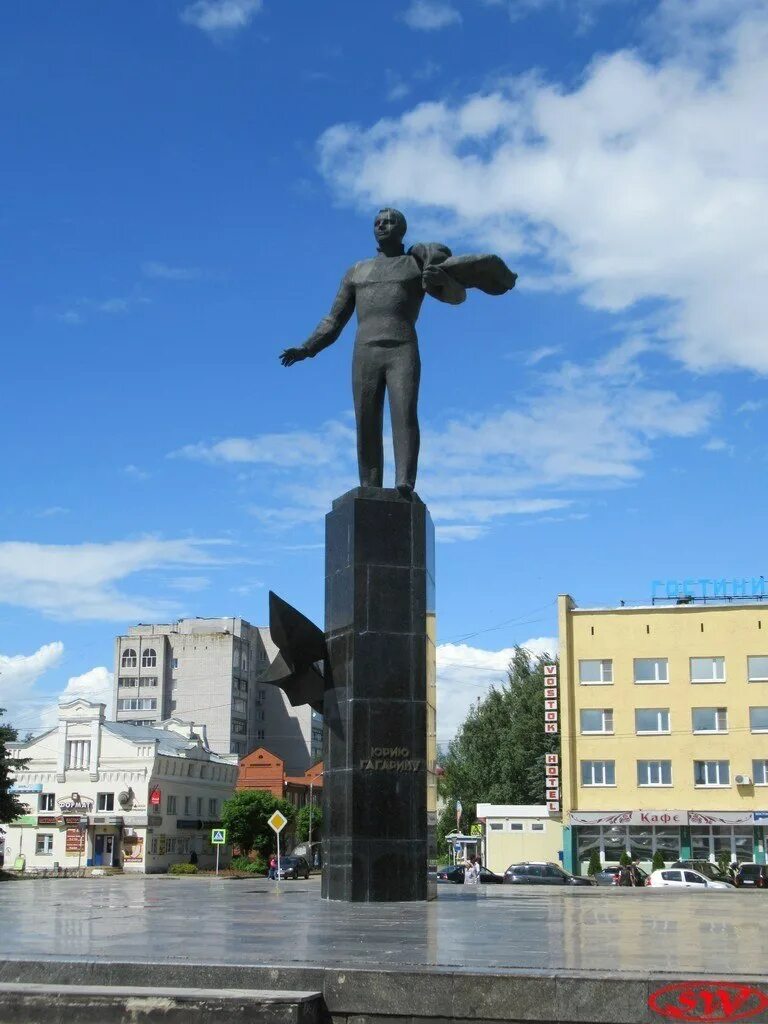 Г гагарин памятники. Гагарин Смоленская область памятник. Памятник Гагарину в карандаше. Памятник Гагарину в Гагарине Смоленской области. Памятник Гагарину цветок.