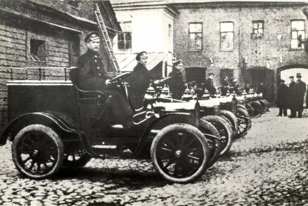 Легковушка первых пятилеток. Лесснер 1906. Бронеавтомобиль Руссо-Балт 1914. Лесснер автомобиль 1905 г почтовый. Руссо-Балт 1909.