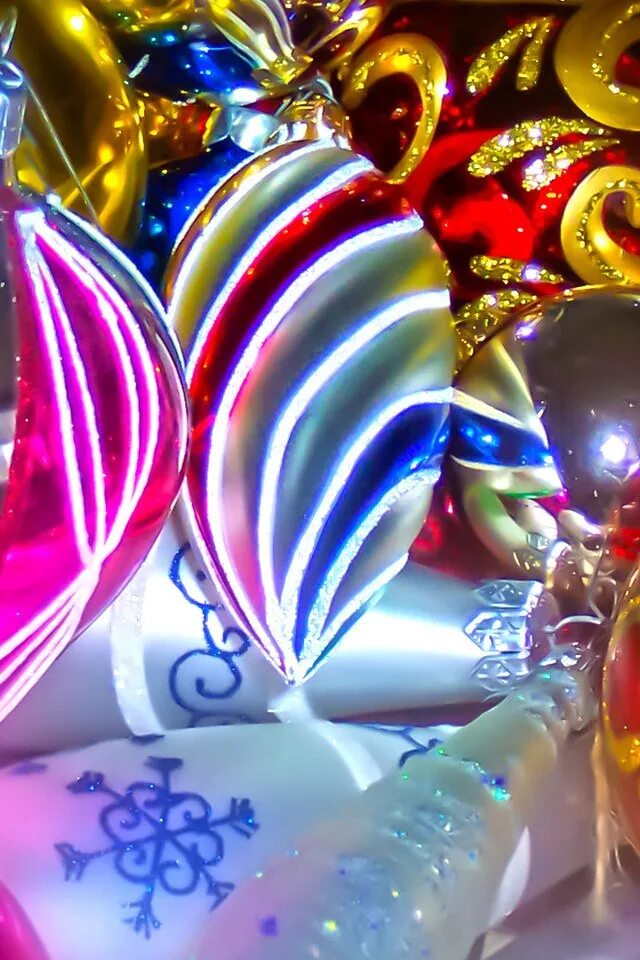 Набор хлопушек на новый год. Новогодние игрушки текст. Слушать новогоднее хлопушки свечи. Новогодние игрушки свечи и хлопушки. Новогодняя игрушка хлопушка на елку.