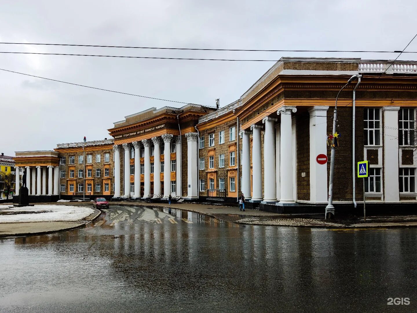 Молодежная уфа. Дворец молодёжи угнту, уфа. угнту первомайская 14. леонова 2 владикавказ дворец молодежи. корпус угнту уфа первомайская.