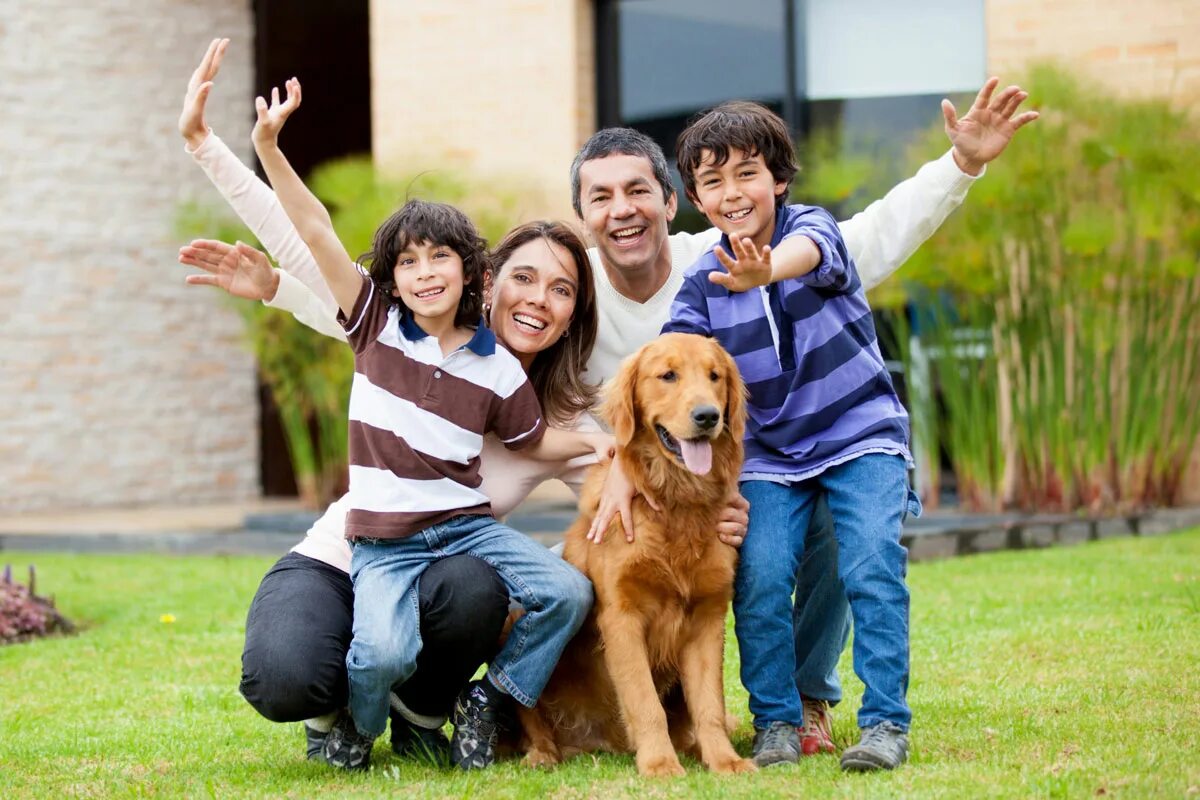 забота о собаке. домашние собаки семейные. собаки для семьи с детьми. семья с собакой. счастливая семья с собакой.