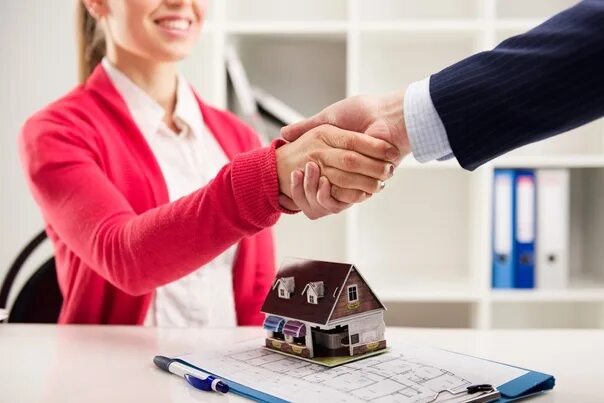 Передают ключи от квартиры. Продавец недвижимости. Ключи от квартиры в руке. Менеджер аренды квартир. Агент по недвижимости.