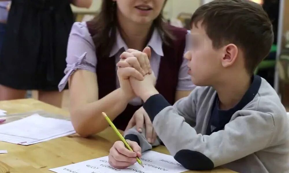 Тьютер в школе. Аутизм школа тьютор. подросток и учитель. школьник с аутизмом. дети в школе с тьюторами.