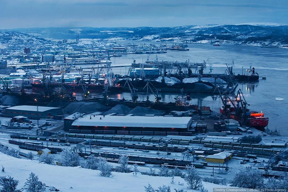 Области северных городов. Город Мурманск рыбный порт. Город Мурманск морской порт. Морской порт Мурманск зимой. Город Мурманск «Мурманский морской рыбный порт».