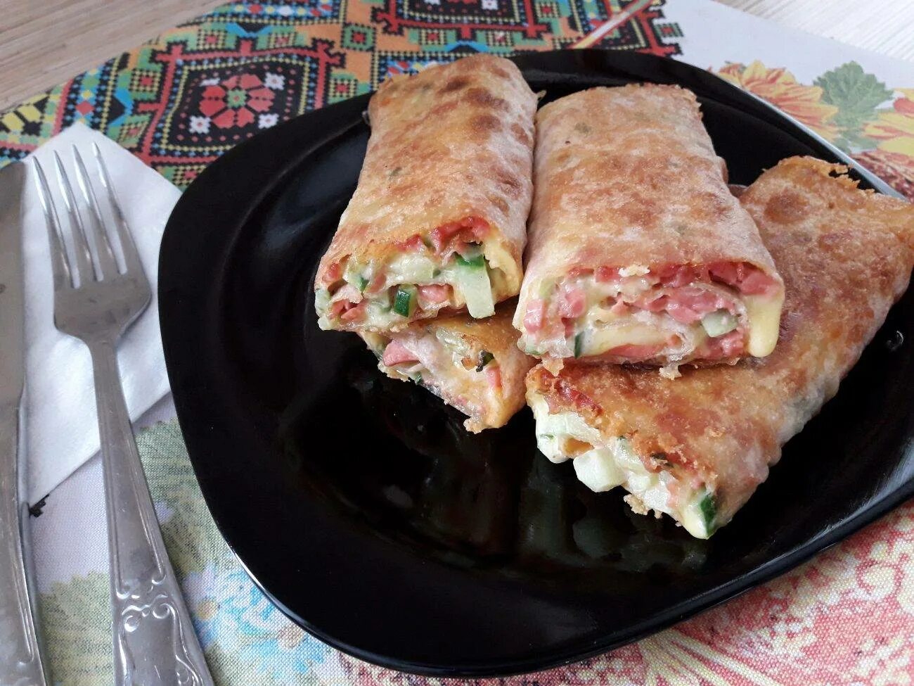Лаваш с яйцом и сыром на сковороде. Лаваш с колбасой и сыром. лавашс кольасой и сыром. рулетики из лаваша на сковороде. лаваш жареный с сыром.