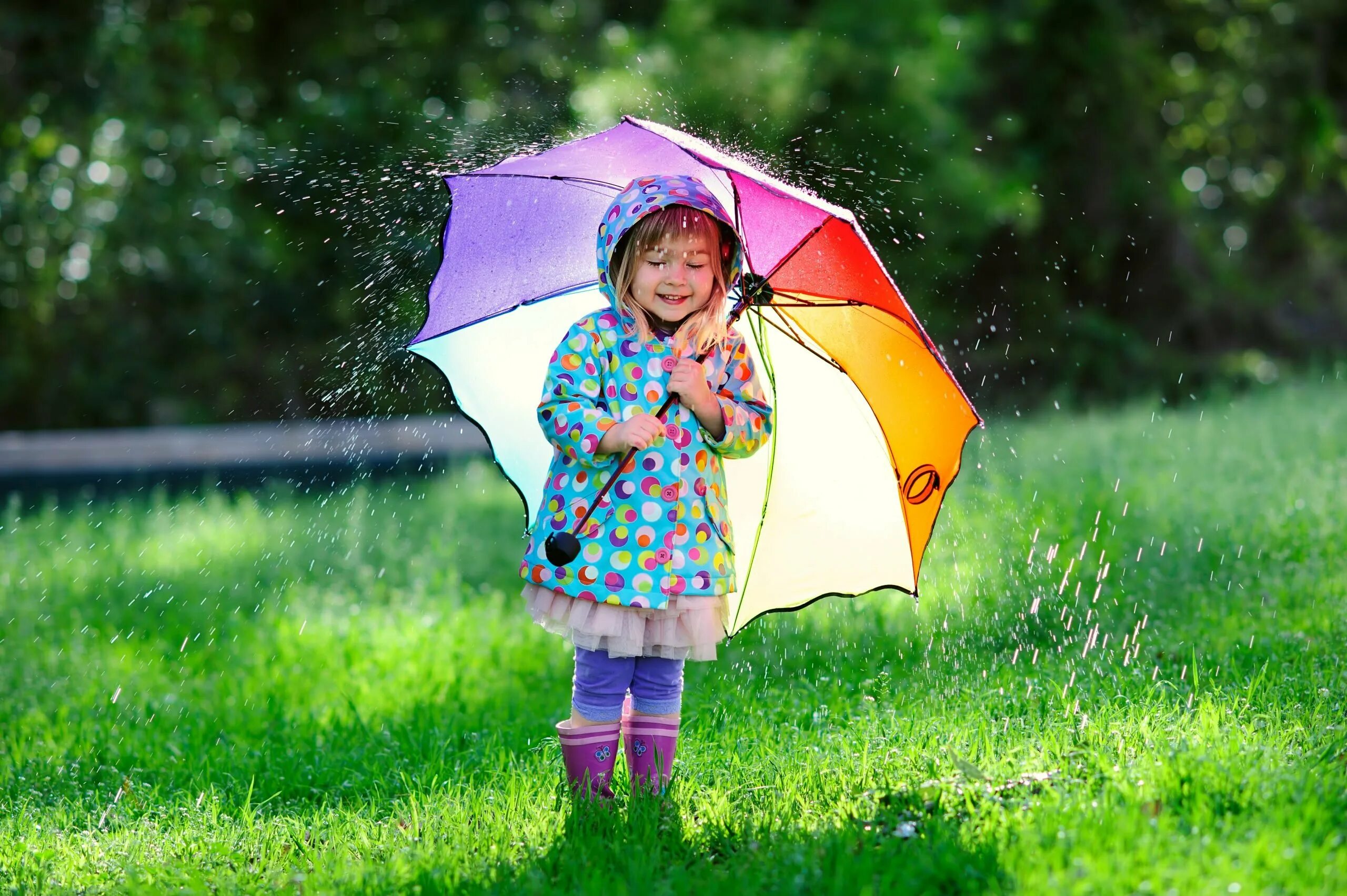 Зонтик для детей. Девочка с зонтиком. Девочка под зонтиком. Дети под зонтом. Девушка под зонтиком