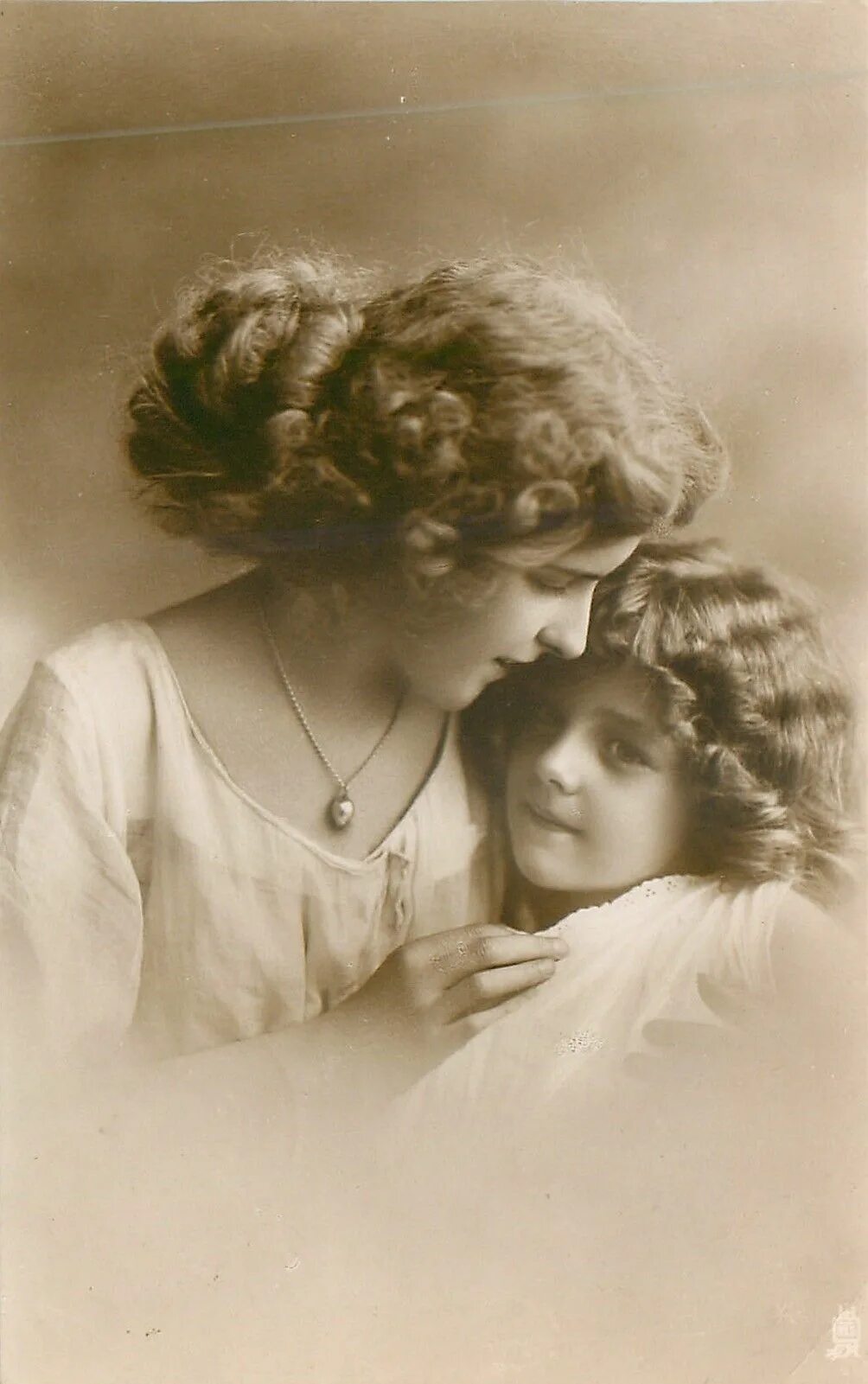 Мамы retro. Мать ретро. Мамы retro. Ретро открытки. Старинные открытки для мамы.