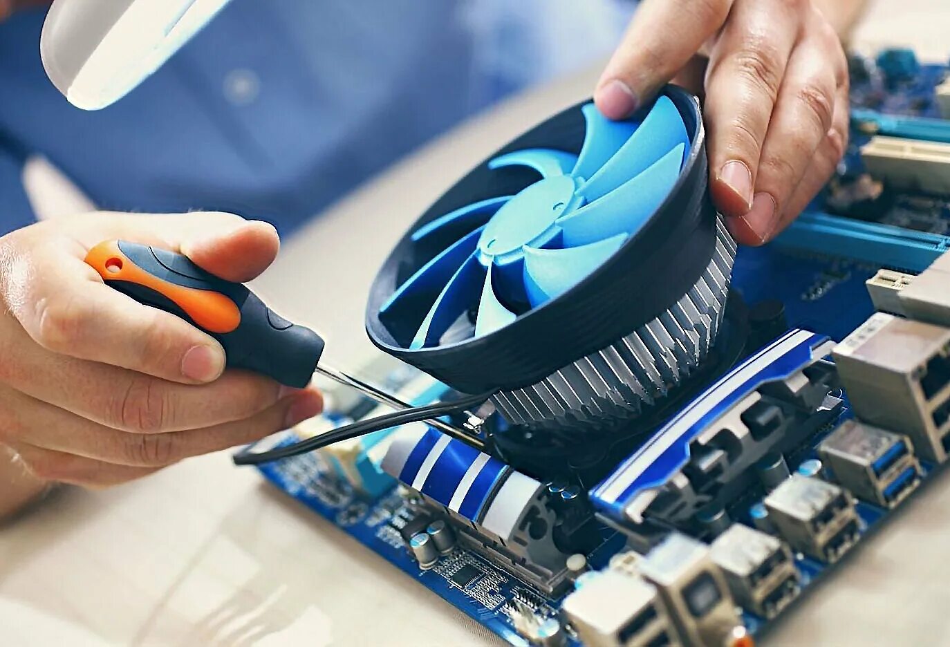 Компьютерные услуги. Компьютер ноутбук. Сборка компьютера. Реклама компьютера. Компьютер мастер.