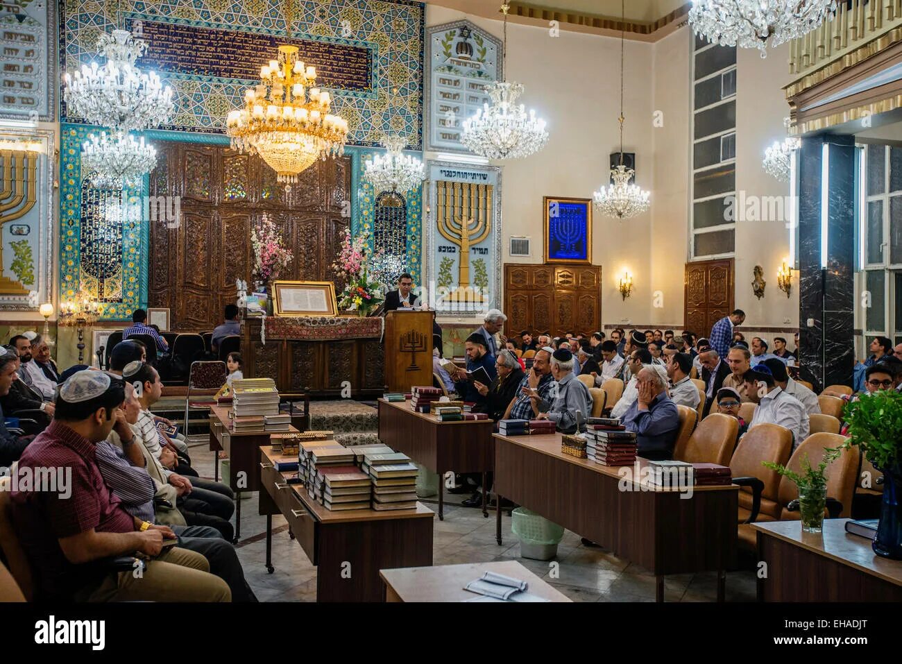 Богослужение в синагоге. Хаззан в синагоге. Синагога в Иране. Иудеи в синагоге.