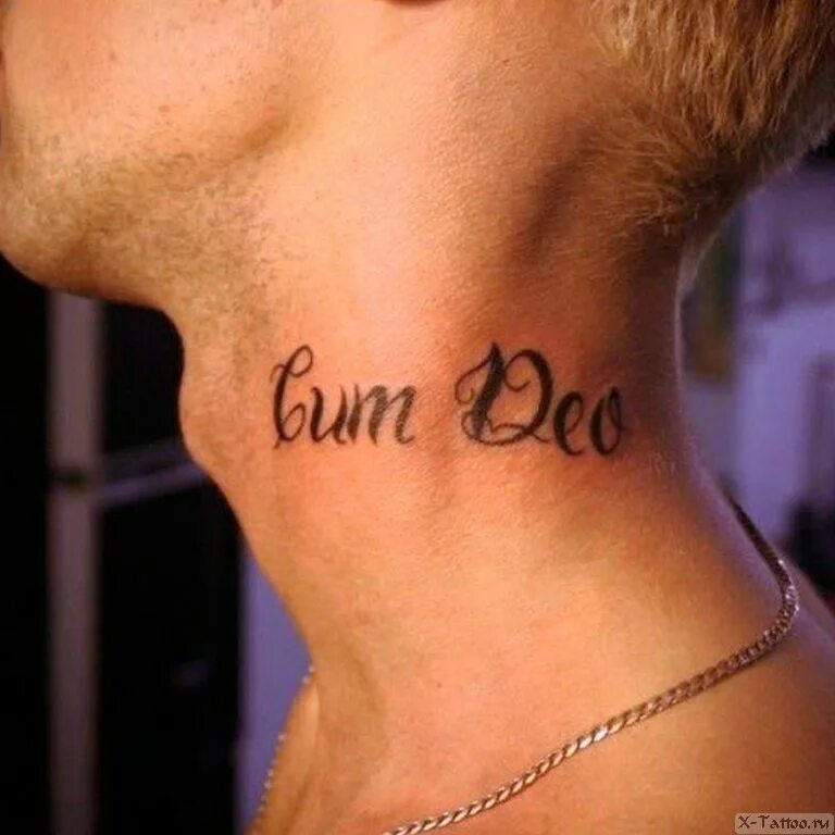 Надписи на шею мужские. Татуировки на шее. Тату на шее надпись. Тату на шее на латыни. Тату на шее мужские надписи.
