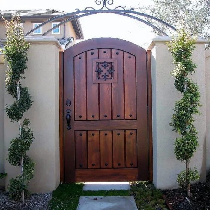 Открой ворота во двор. Красивые деревянные калитки. Входные ворота в частном доме. Деревянные ворота с калиткой. Входная калитка.