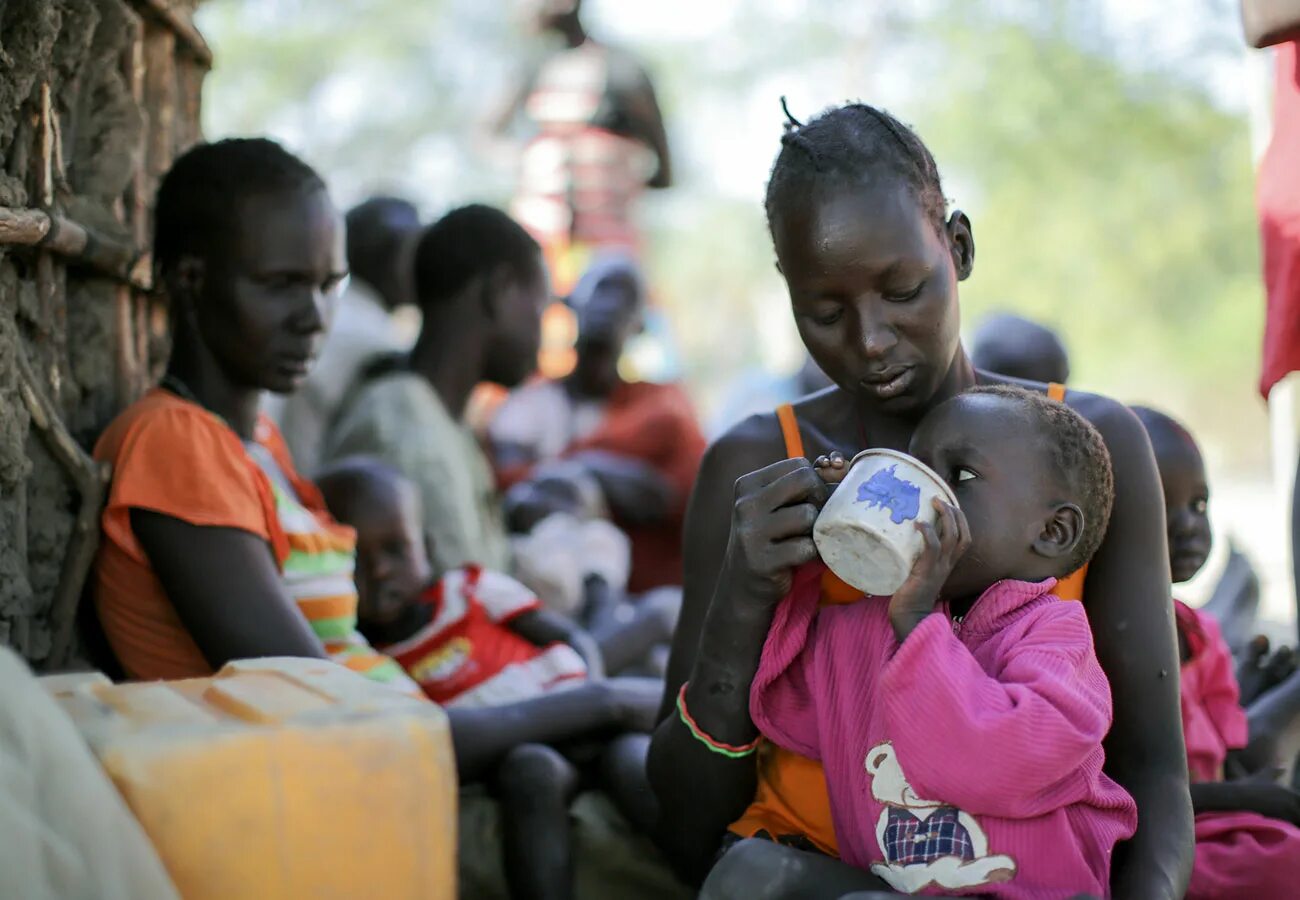 Голодающие африканские дети.