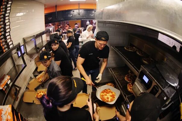 Пиццерии открылись. Открытие пиццерии. Додо пицца открытие в Дубае. Брон пиццерия. Додо пицца открылась.