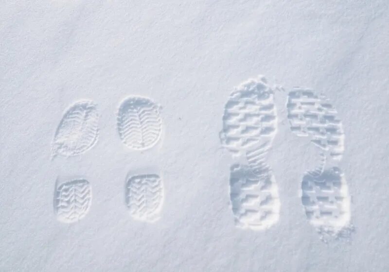 Стертые следы. Следы человека на снегу. Детские следы на снегу. Рисование следы на снегу. Маленькие следы на снегу.