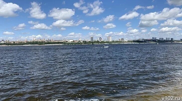 Уровень воды в волге казань на сегодня. Водные ресурсы Астрахани. Уровень воды в Волжской ГЭС. Уровень воды в Волге. Поселок ГЭС Волгоградская обл.