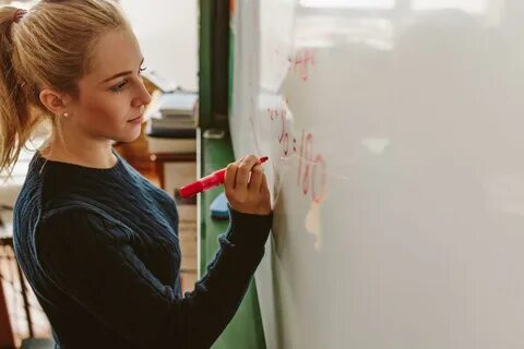Девушка в классе текст