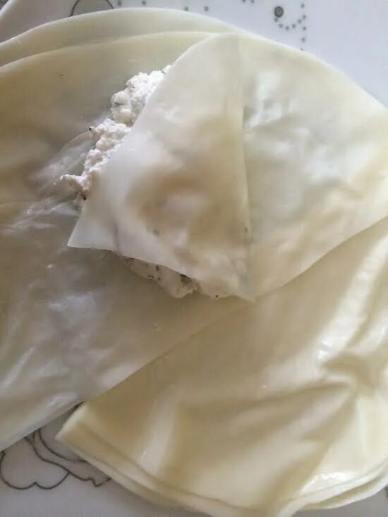 Сыр сулугуни блинный. Сулугуни листовой. Сулугуни лист. Сыр сулугуни блинчиками калорийность. Сырные листы сулугуни.