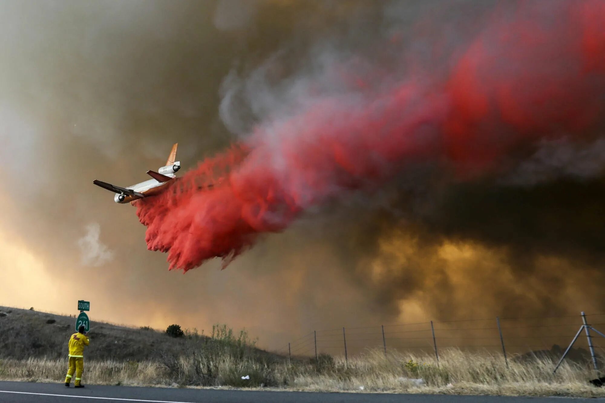 Пожарный самолет. Тушение пожара. Самолёт для тушения лесных пожаров. Пожарные тушат самолет.