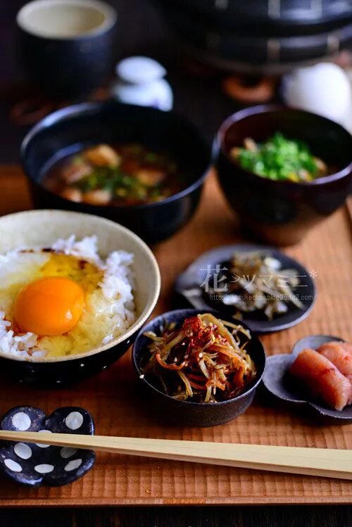 Японский завтрак. Традиционный японский завтрак. Утреннее блюдо в Японии. Японские блюда на завтрак.