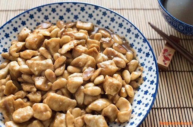 Курица с миндалем. Курица с миндалем рецепт. Курица с миндалем рецепт. Куриная грудка в миндале. Курица под миндальной корочкой.