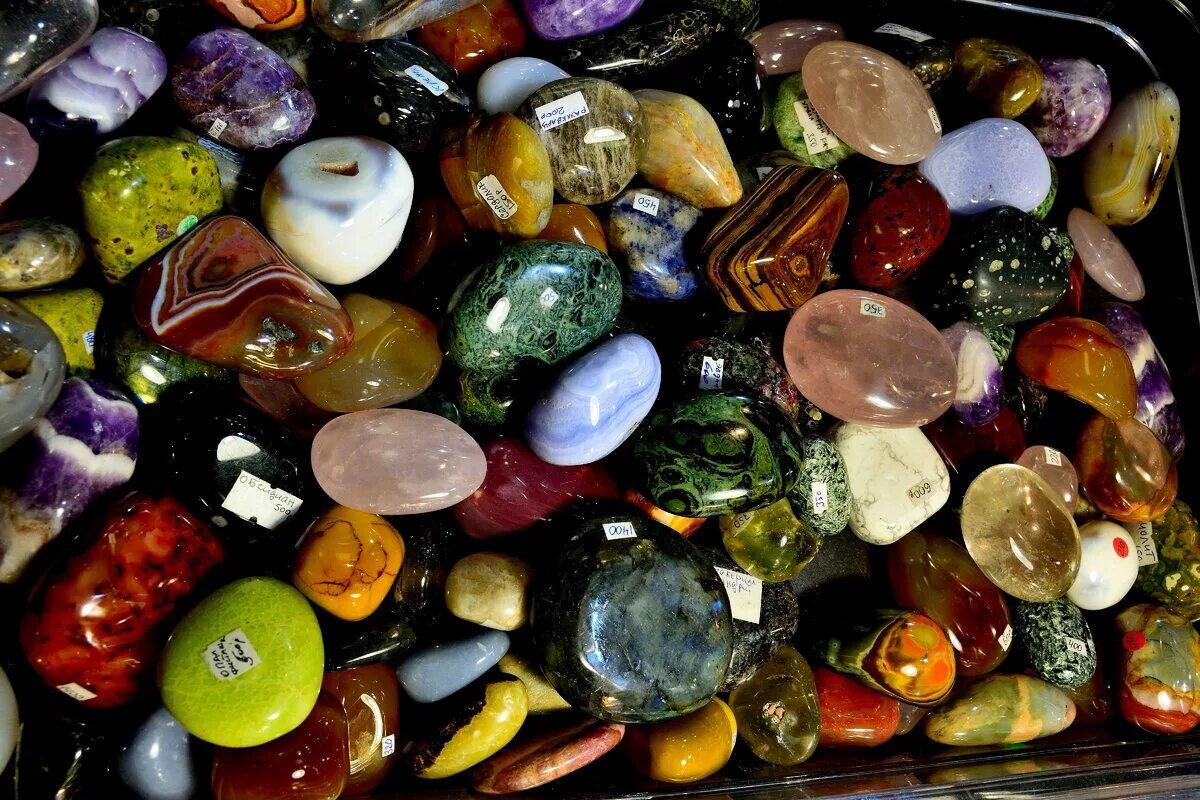 Какие камни сейчас. Самоцветы камни. Байкальские Самоцветы камешки. Необычные полудрагоценные камни. Удивительный мир камней.