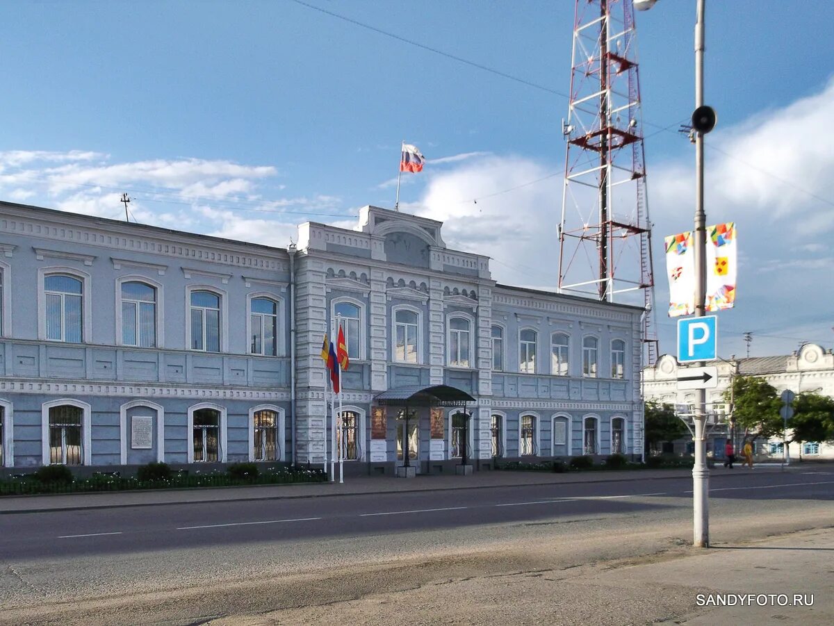 Мэрия город троицк челябинская область. Памятники архитектуры в г. Троицк москва наукоград. Троицк наукоград. Здание администрации троицк челябинская область.