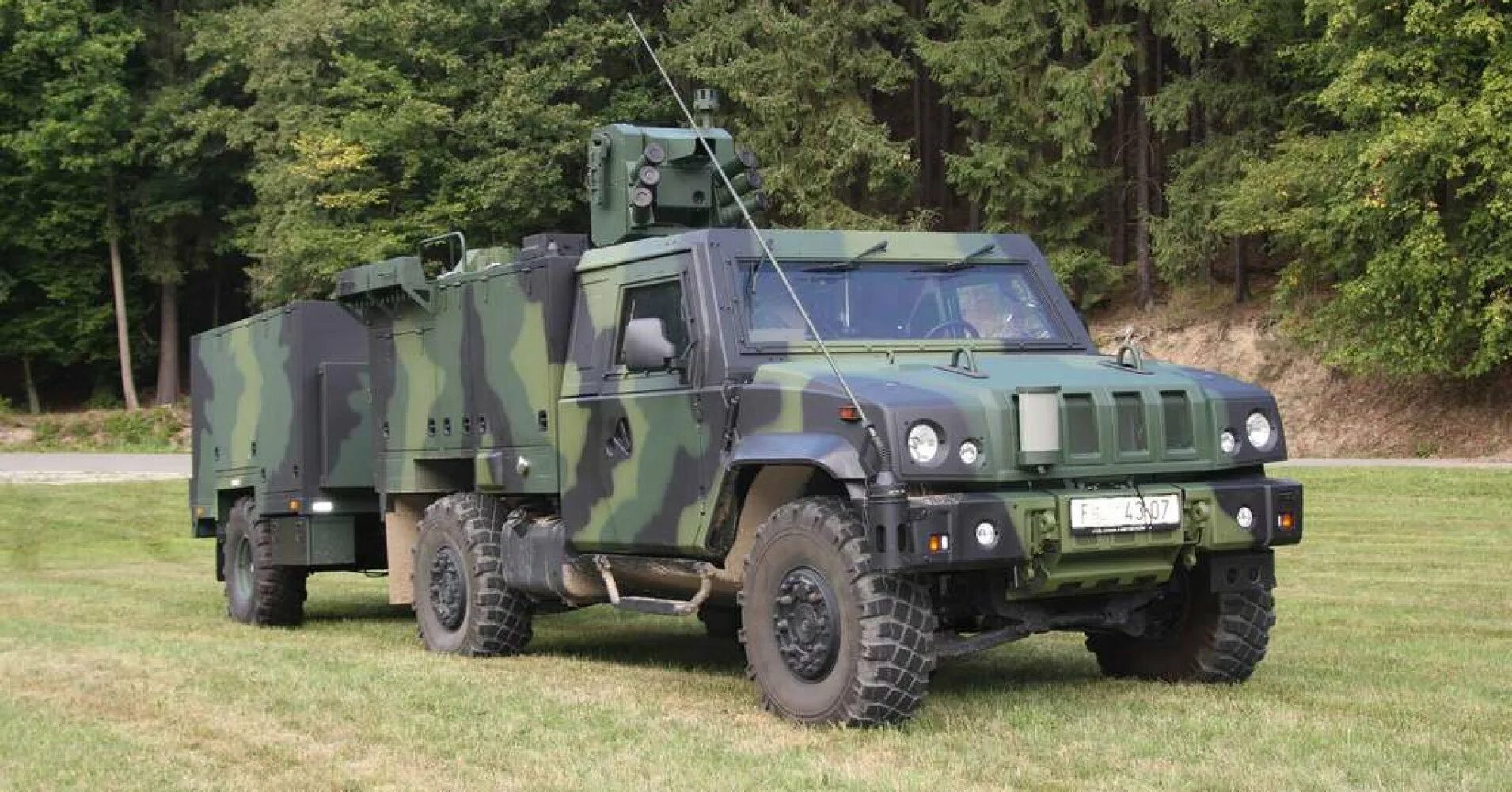 Купить бронированный песня. Iveco LMV m65 Рысь. Бронеавтомобиль Iveco LMV «Рысь». Iveco LMV m65 Гражданская версия. Бронеавтомобиль LMV m65 Рысь.