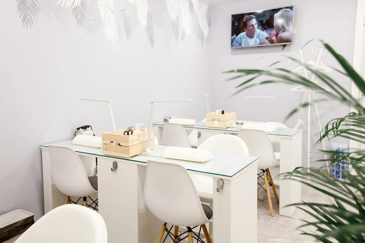 Нейл московский. Нейл мейкер бар. NAILMAKER Bar Октябрьское поле. Ногтевой бар Москва. Франшиза NAILMAKER Bar.