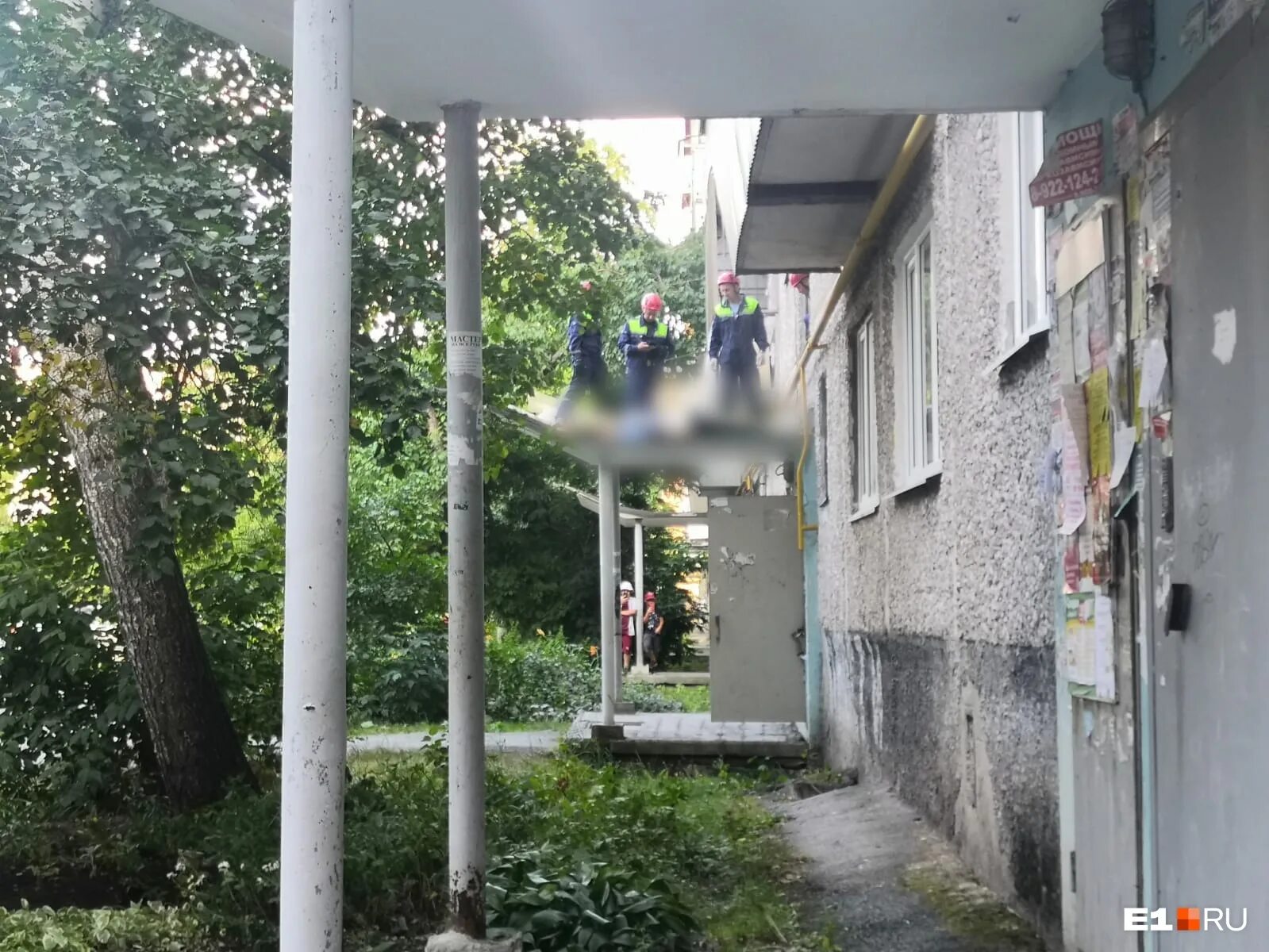 Саратовская область женщина спрыгнула из окна. Под козырьком стою ты не пришел очень. Козырек над подъездом. Как забраться на козырек подъезда. Острые козырьки thomas shelby quotes.