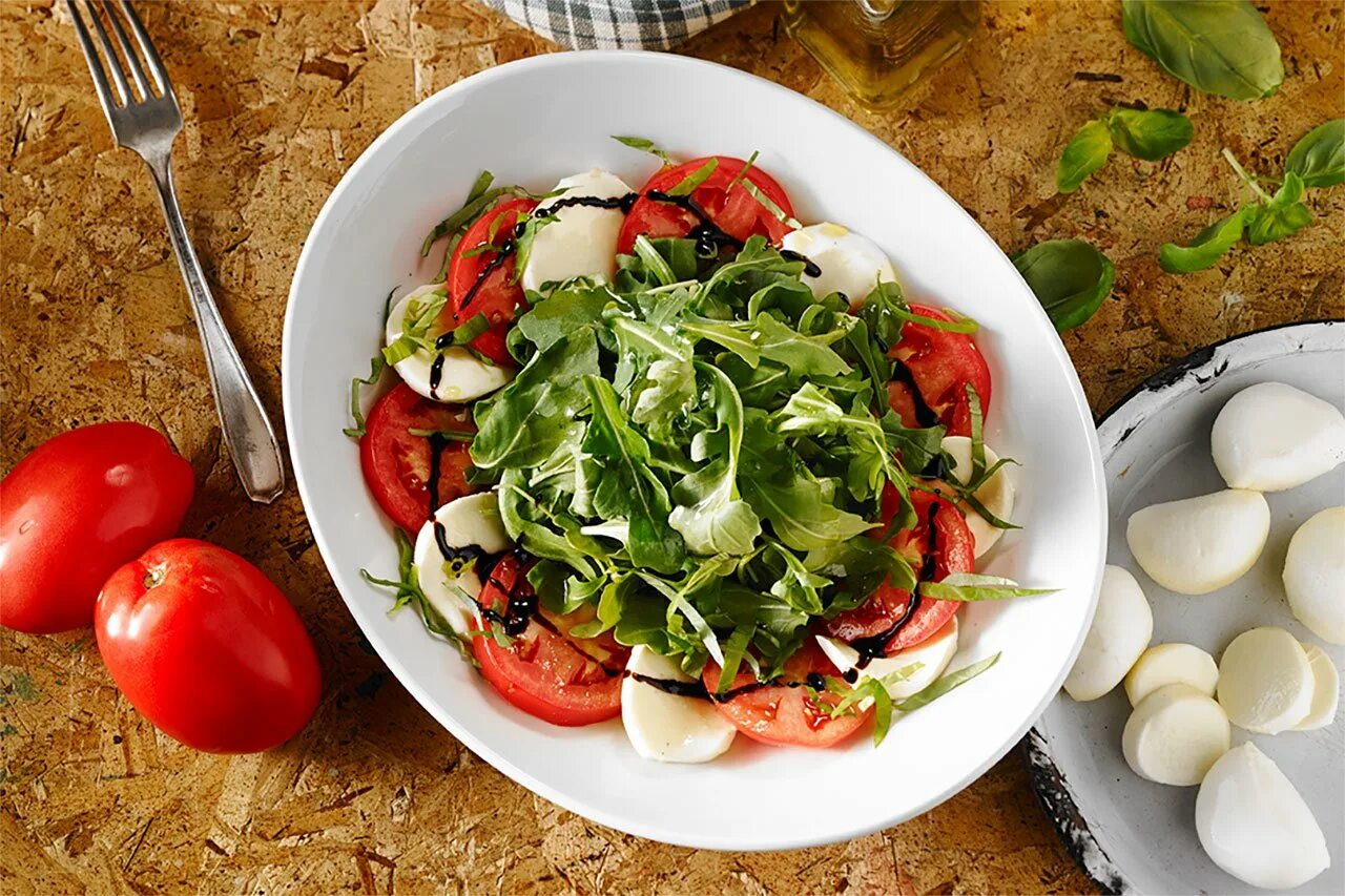 Овощной салат без заправки. Caprese Salad. Капрезе помидоры моцарелла руккола. Салат руккола моцарелла черри. Руккола помидоры моцарелла песто.