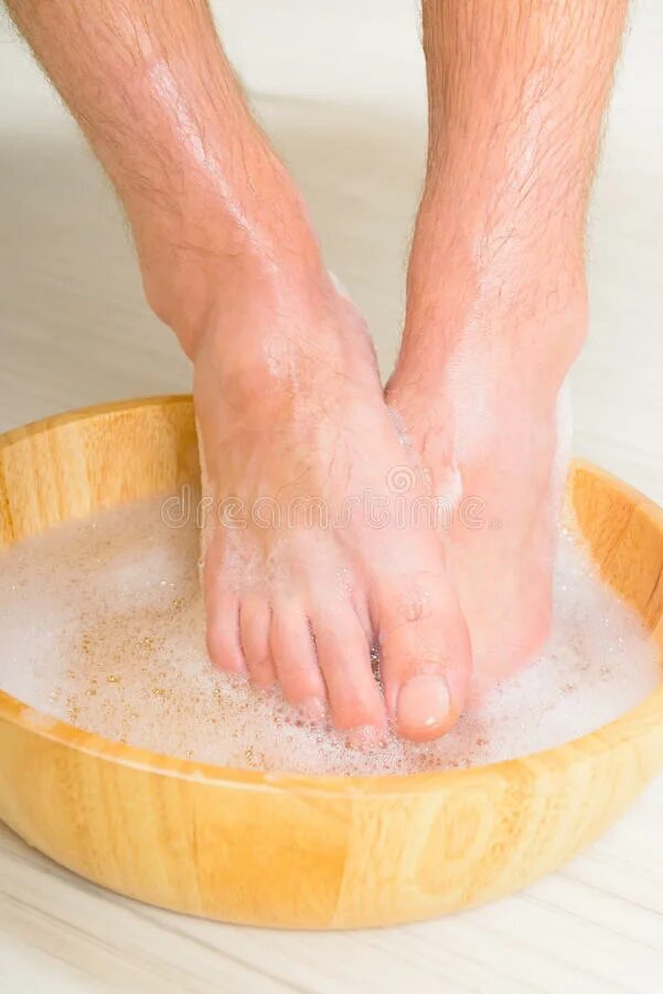 Мыть ноги мужчине. Гигиена ног. Гигиена нижних конечностей. Ноги в миске. Мокрые ступни.