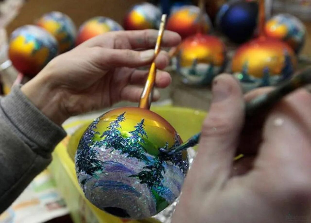 Елочные шары с декупажем. Новогодний мастер класс. Мастер-класс по росписи елочных игрушек. Новогодние шары декупаж. Мастера елочных игрушек.