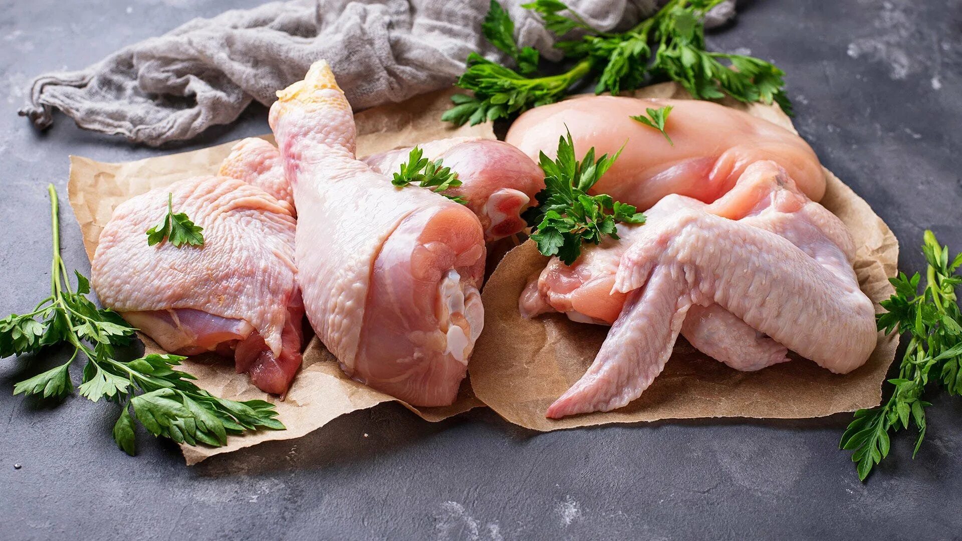 Куриные бедра и ножки. Охлажденное мясо курицы. куриные ножки филе. куриное мясо в ассортименте. мясо курицы на черном фоне.