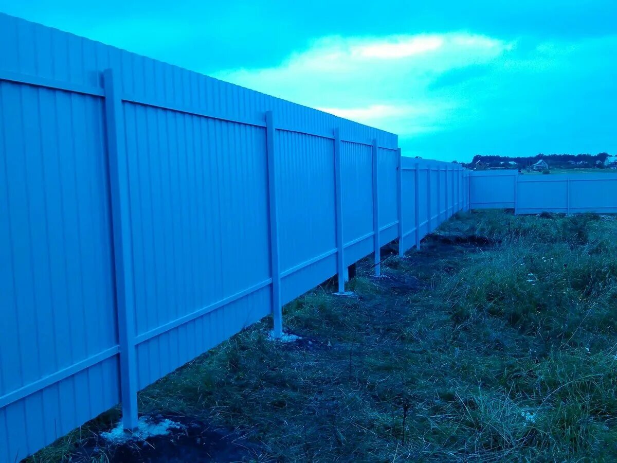 Забор из профнастила работа без материала. Толщина профлиста для забора высотой 2. Забор из профнастила работа без материала. Забор из профнастила работа без материала. Что такое погонный метр забора из профнастила.