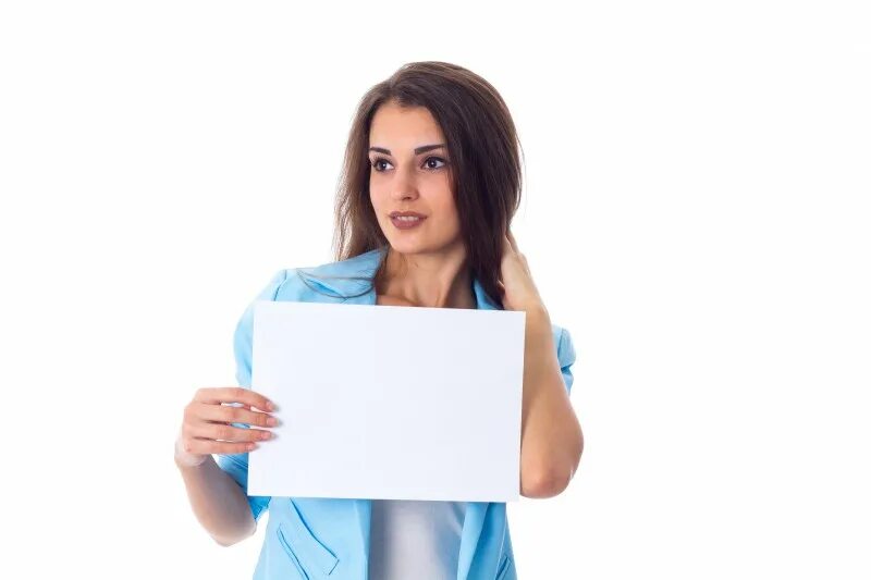 Девушка с листком. Девушка держит бумагу. Девушка держит лист. Девушка с белым плакатом в руке. Девушка с пустым листком.