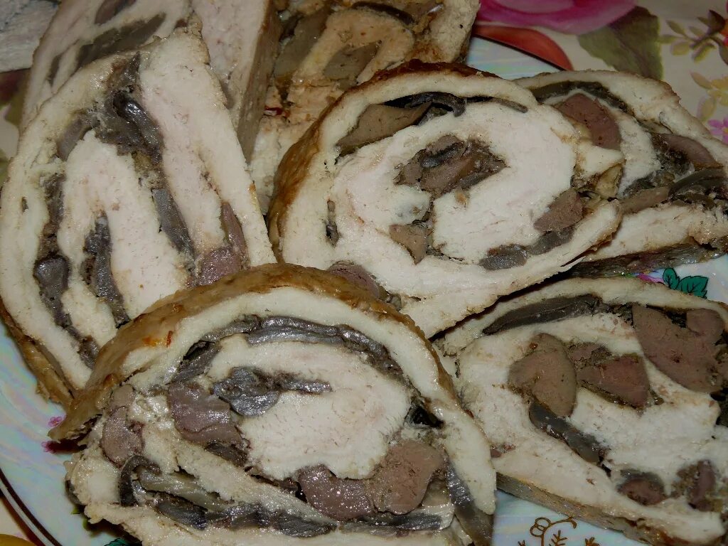Куриные рулетики с куриной печенью. Куриный рулет с печенью. рулет с куриной печенью. рулетики с куриной печени. рулетики с грибами.