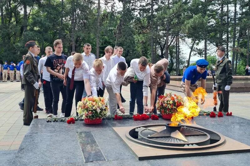 Вечный огонь. Мемориал у вечного огня Каменск. Вечный огонь славы. Пятигорск памятник вечный огонь.