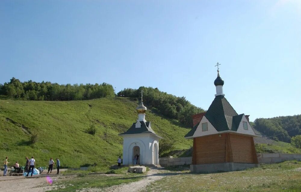 Святые источники исцеляющие. Саратов Родник у Свято-Алексеевского монастыря. СВЯТОАЛЕКСИЕВСКИЙ Родник Саратов. Родник у Свято-Алексеевского монастыря на 1-й дачной. Саратов Родник Вишневая гора.