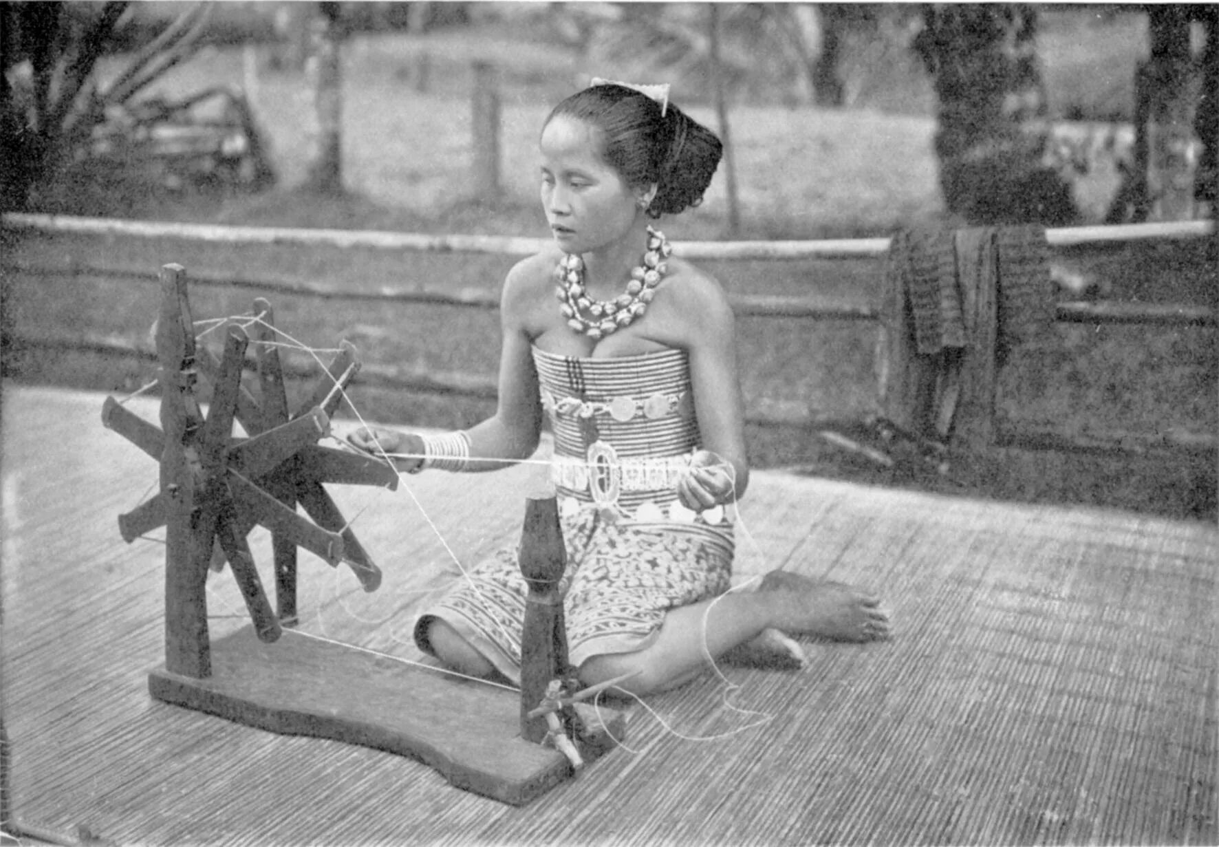 Girl span. Даяки девушки. Прялка Дженни. Borneo 1900.