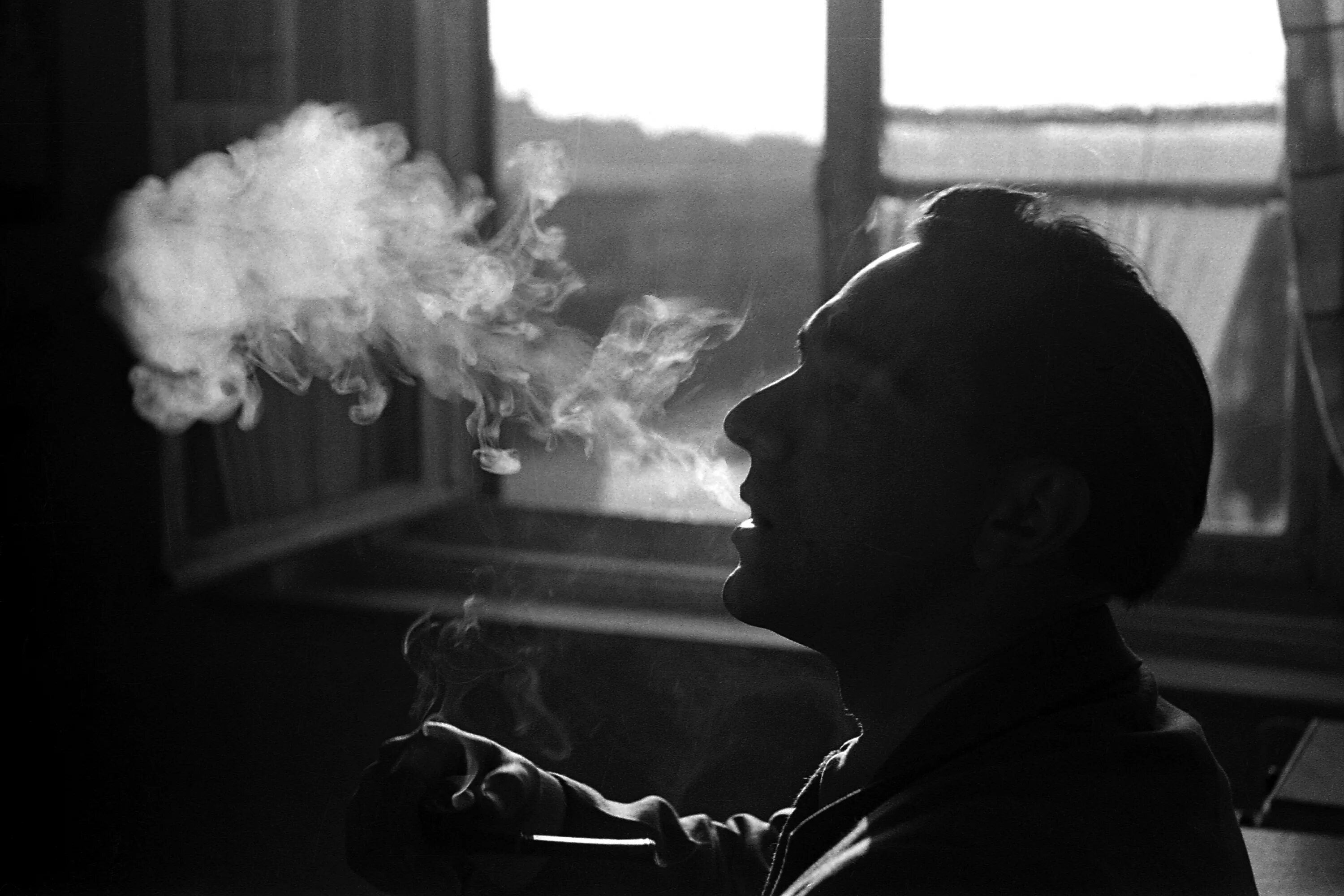 Француз дым. Парень курит. Фотосессия с сигаретой мужская. Парень с сигаретой. Мужчина в сигаретном дыму.