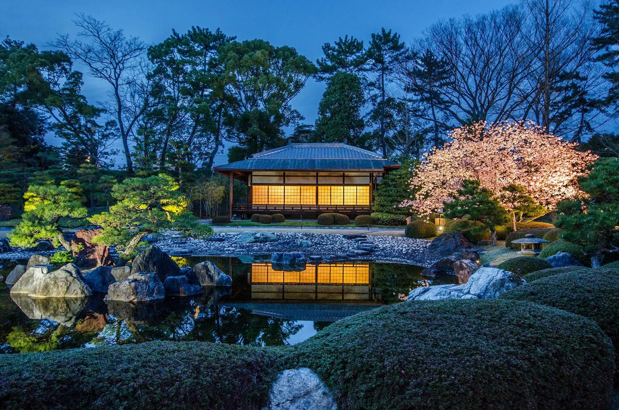 Сад Токугава. Сад в японском стиле. Японский домик в саду. Освещение в японском саду.