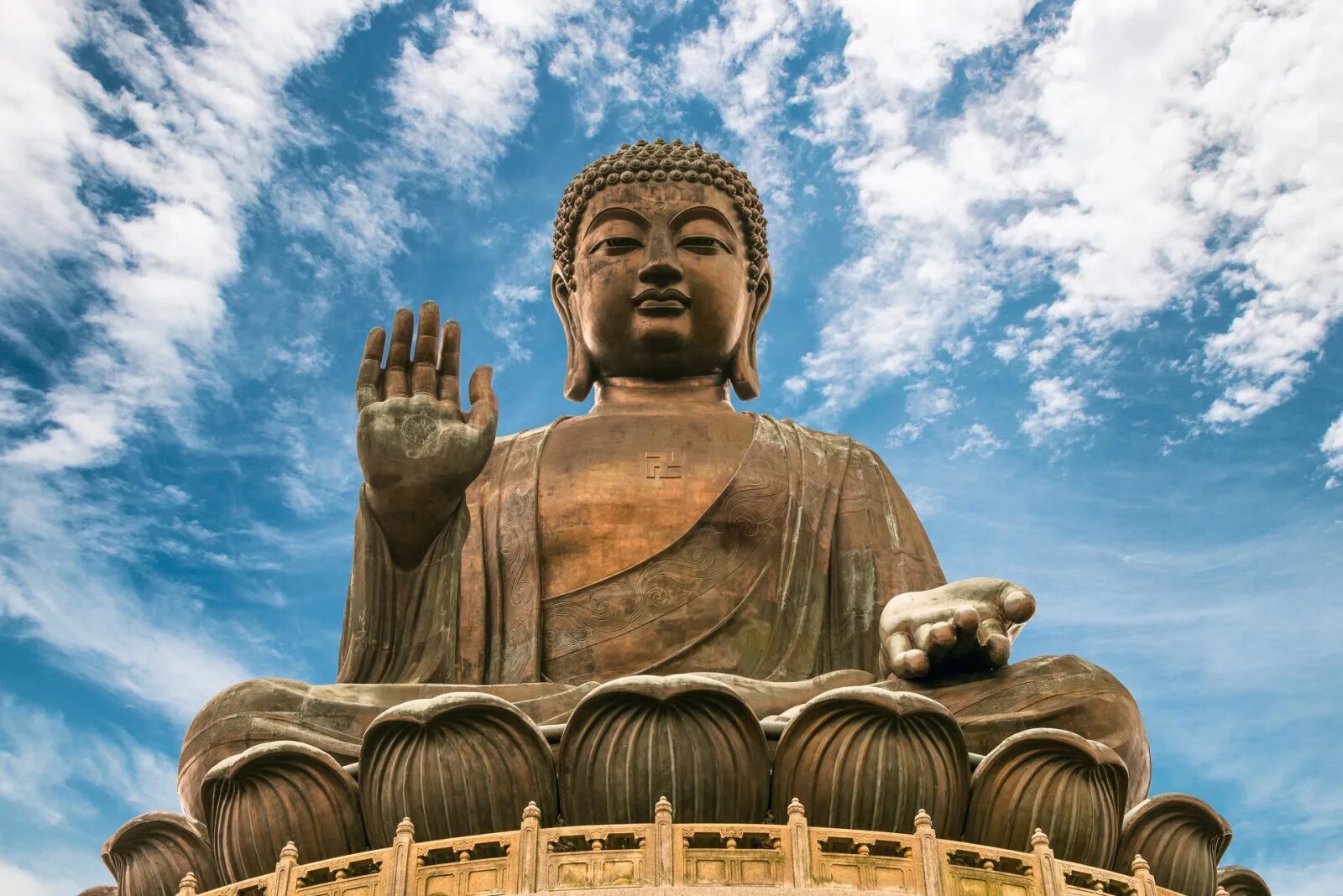 Дорог будды. Будда Шакьямуни статуя. Бронзовый большой Будда Гонконг. Будда Гаутама. Тиан Тан Будда арт.