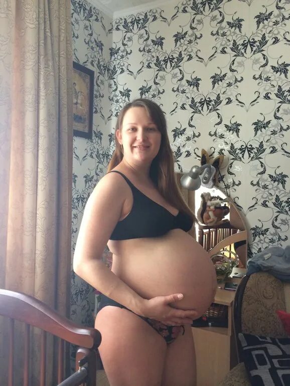 Форма живота беременной мальчиком. Фотосессия беременной двойней. Беременная частное. Беременные пузики многоплодная. Девушка беременная двойней.