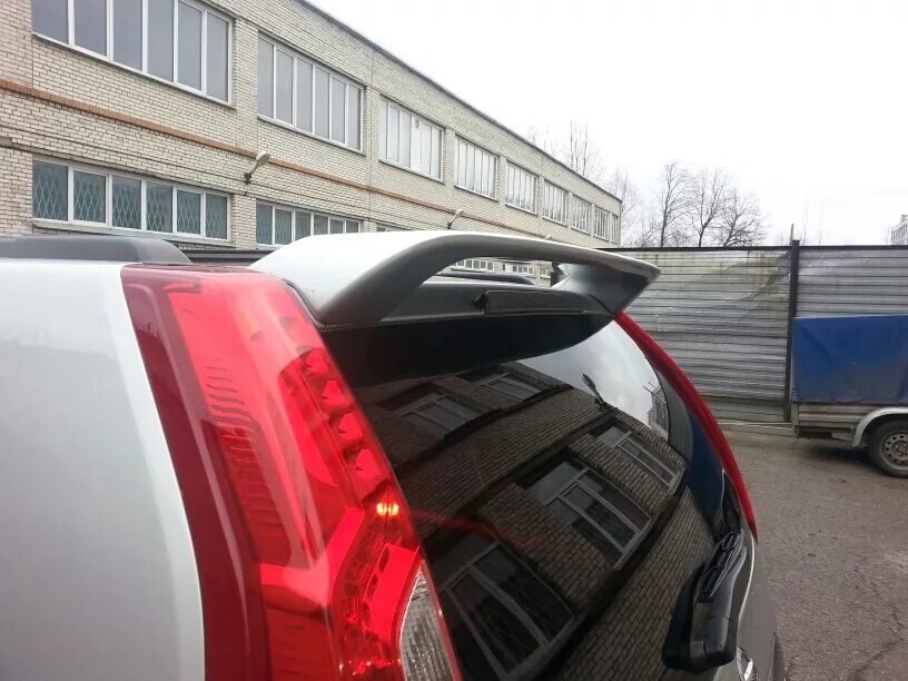 Задний спойлер ниссан х-трейл т31. Nissan x-trail t31 спойлер. X trail t30 спойлер. Спойлер на ниссан x-trail 31. Спойлер ниссан т31.