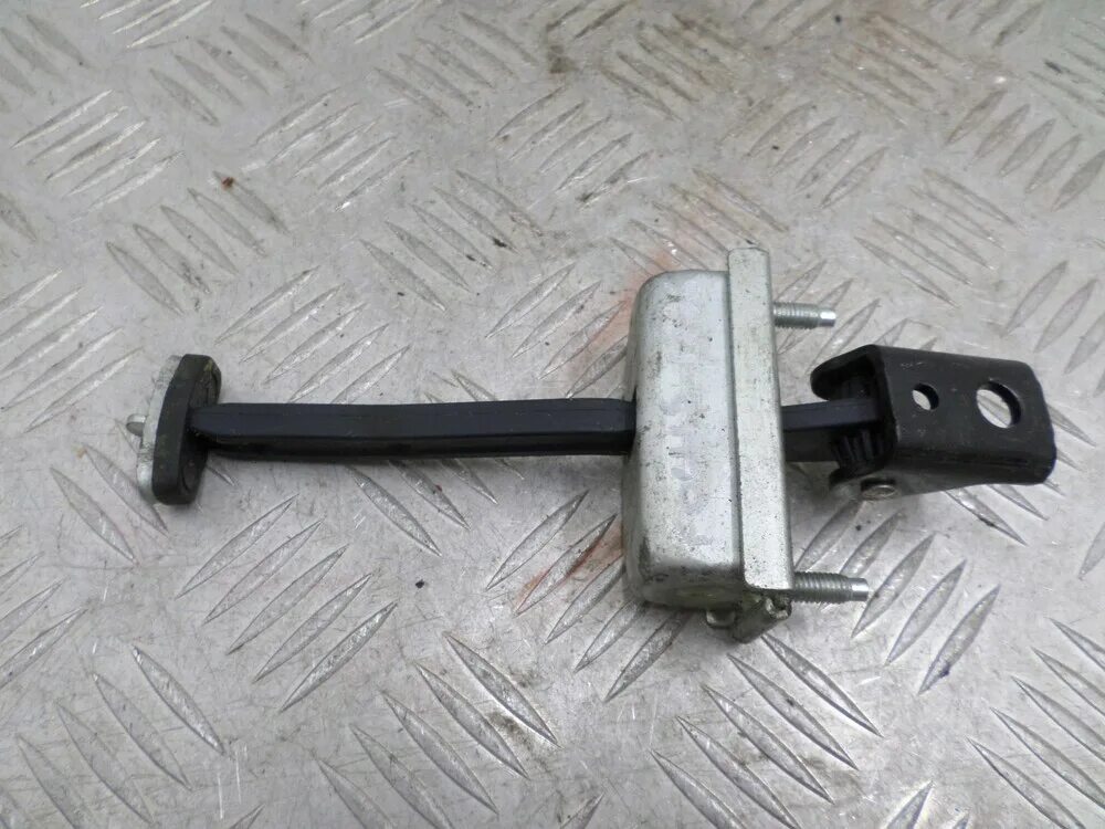 Ограничитель двери передний левый форд фокус 2 комплект. Ограничитель двери форд фокус 2. Ограничитель двери фокус 2. Ограничитель передней двери форд фокус 2 дорестайлинг. Фиксатор двери форд фокус 2.